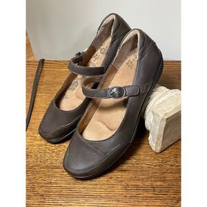 NEW Taos Uncommon Mary Jane Women Brown Leather Buckle Strap Comfort Shoes Sz 8W